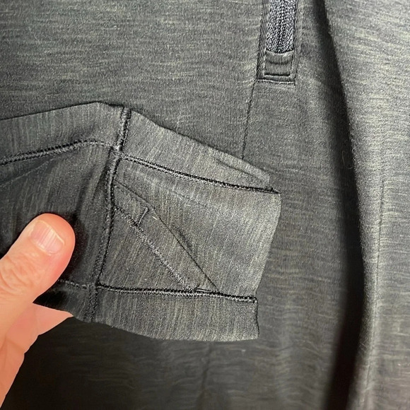 Under Armour 1/4 Zip Size Medium - Picture 3 of 5